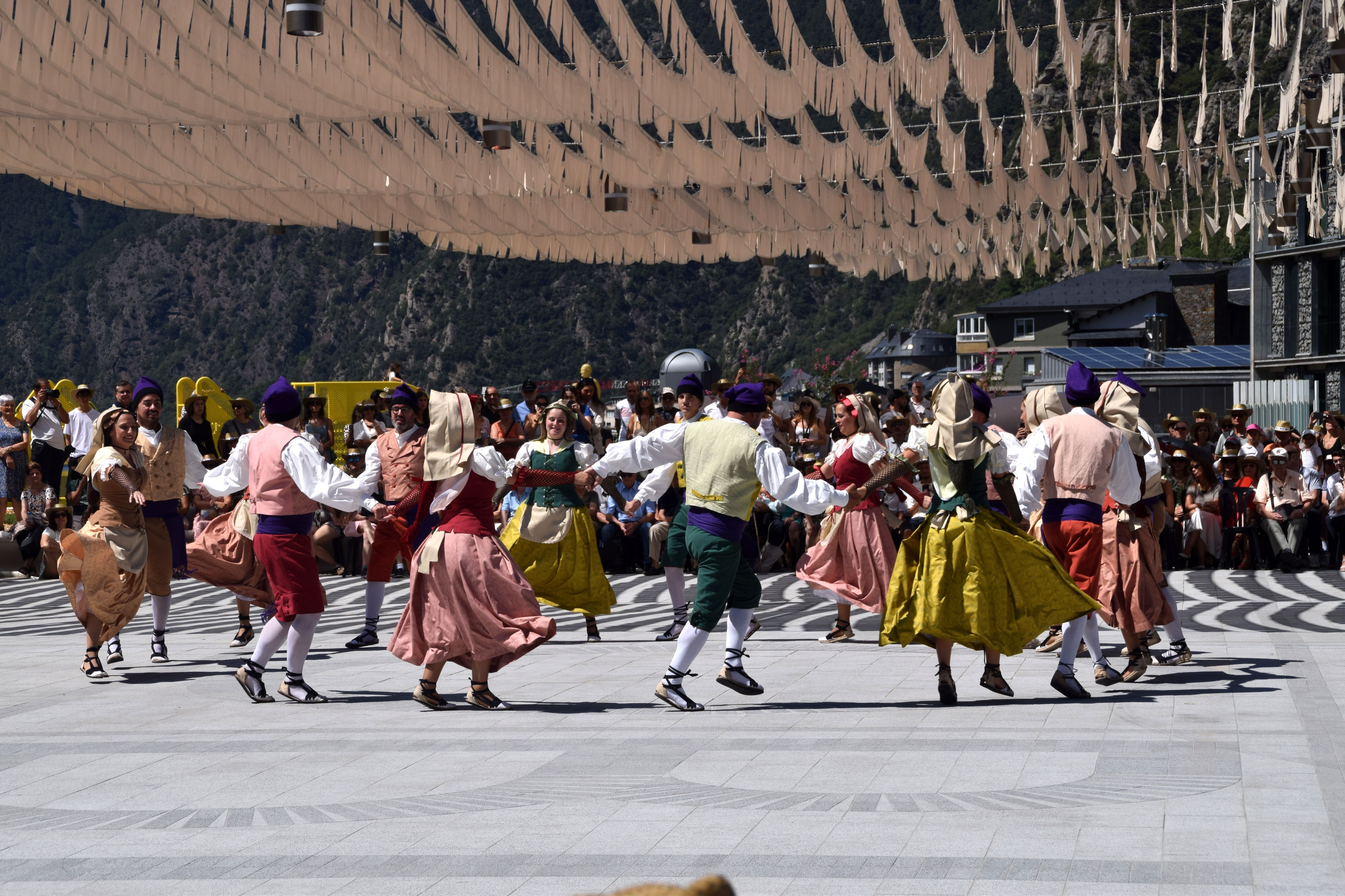 L'Esbart Dansaire d'Andorra la Vella dansant el ball del contrapàs | FOTO: R.S. (ANA)