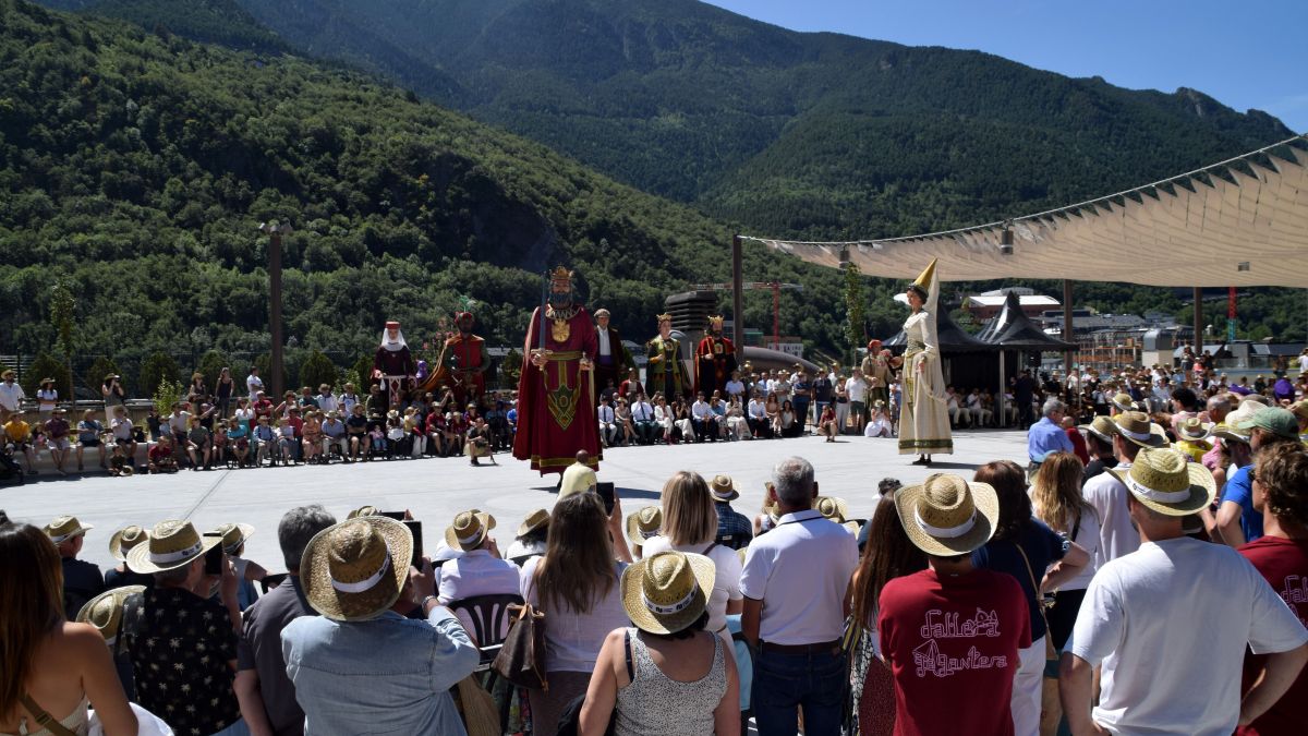 Els gegants ballant a la renovada plaça del poble d'Andorra la Vella