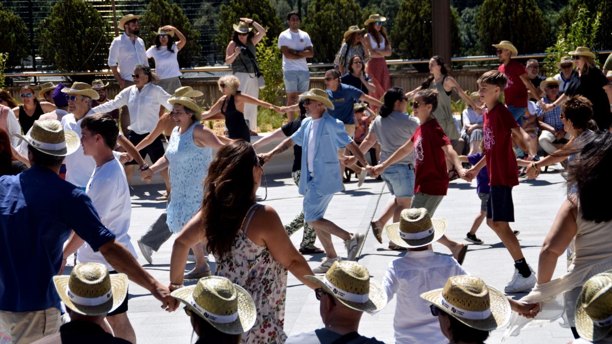 El poble dansant el ball del contrapàs