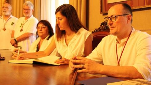 Elisenda Solsona ha llegit el convit flanquejada per l'alcalde i la regidora de Cultura