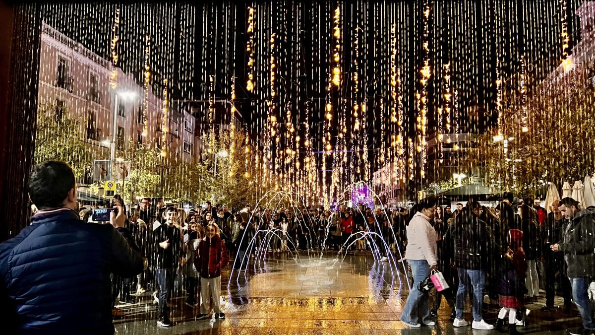 Espectacle a les fonts del Passeig de la Plaça Major de Sabadell durant la seva inauguració, el novembre de 2022. 1