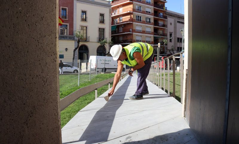 Una persona treballa en la millora de l'accés al circ romà de Tarragona - ACN