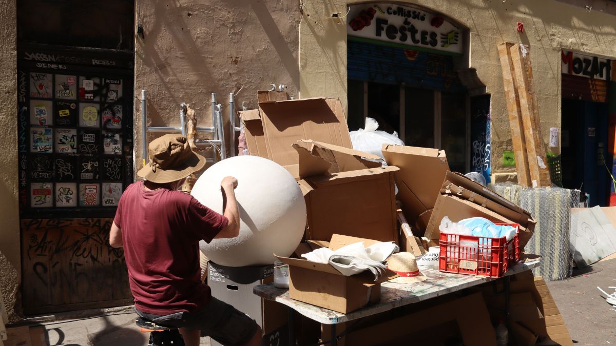 Els veïns de Gràcia acceleren els treballs per enllestir els guarnits dels carrers de cara a la festa major 1 Els veïns de Gràcia acceleren els treballs per enllestir els guarnits dels carrers de cara a la festa major 1