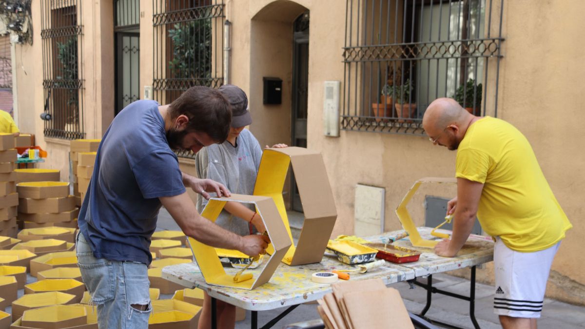 Els veïns de Gràcia acceleren els treballs per enllestir els guarnits dels carrers de cara a la festa major Els veïns de Gràcia acceleren els treballs per enllestir els guarnits dels carrers de cara a la festa major