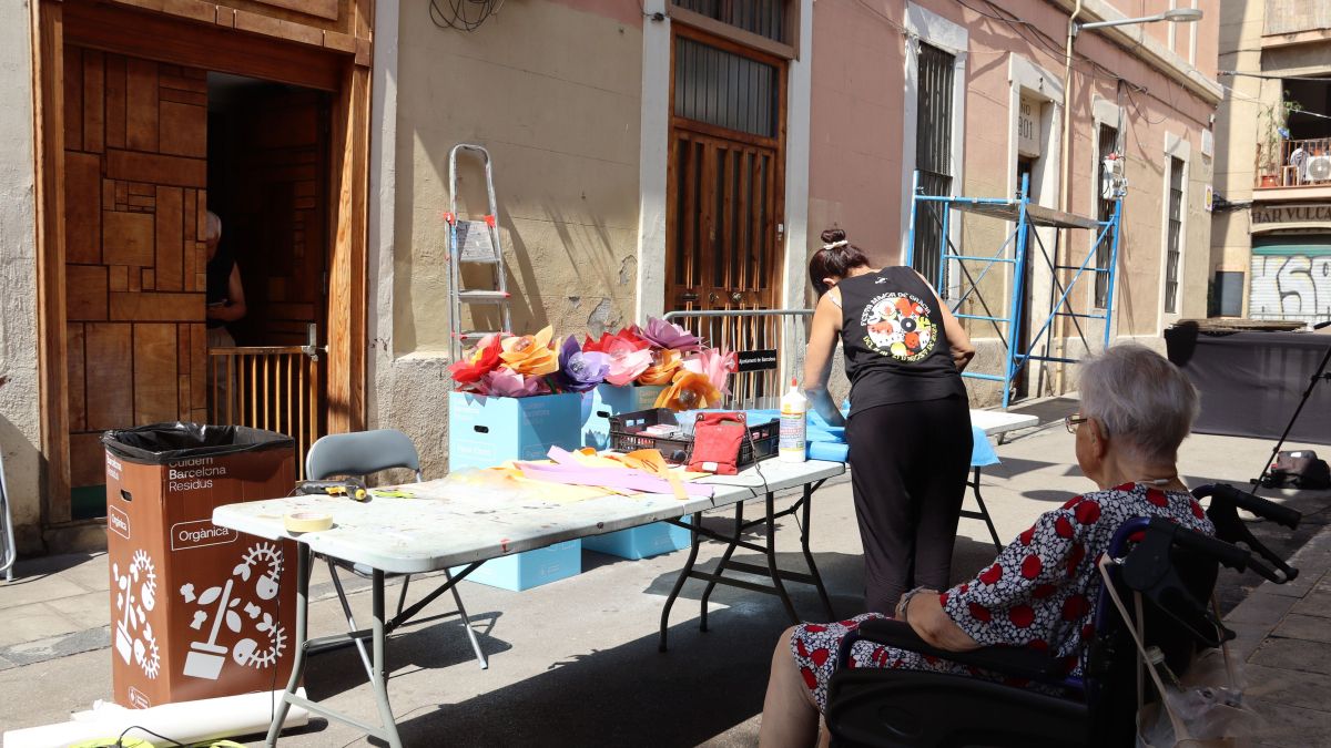 Els veïns de Gràcia acceleren els treballs per enllestir els guarnits dels carrers de cara a la festa major 3 Els veïns de Gràcia acceleren els treballs per enllestir els guarnits dels carrers de cara a la festa major 3