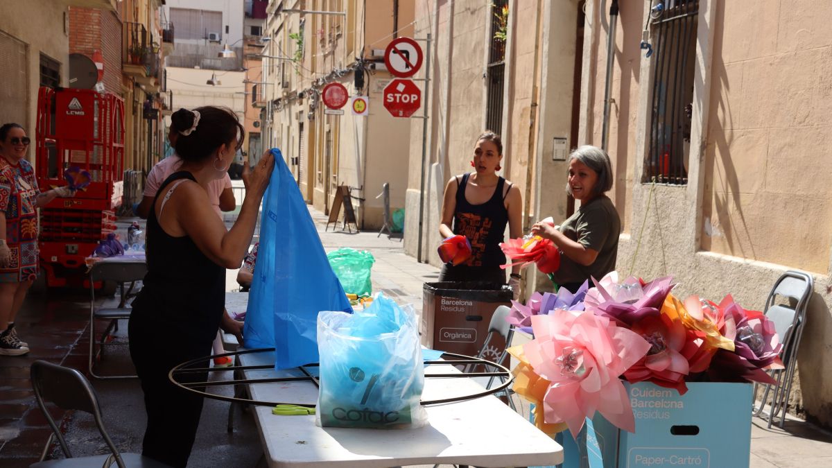 Els veïns de Gràcia acceleren els treballs per enllestir els guarnits dels carrers de cara a la festa major 5 Els veïns de Gràcia acceleren els treballs per enllestir els guarnits dels carrers de cara a la festa major 5