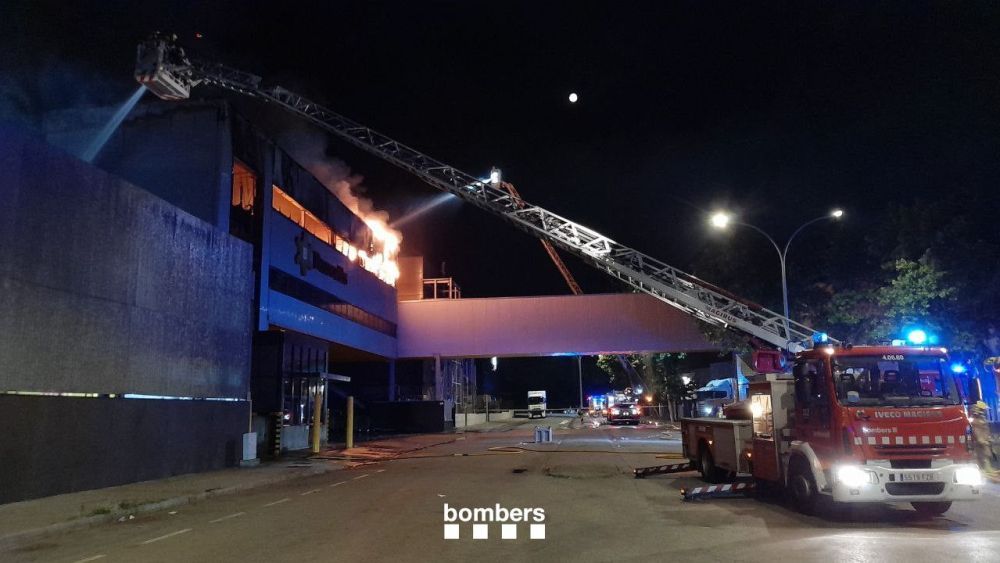 Els Bombers treballant en l'extinció de l'incendi de tres naus d'una indústria càrnia de Vic Els Bombers treballant en l'extinció de l'incendi de tres naus d'una indústria càrnia de Vic