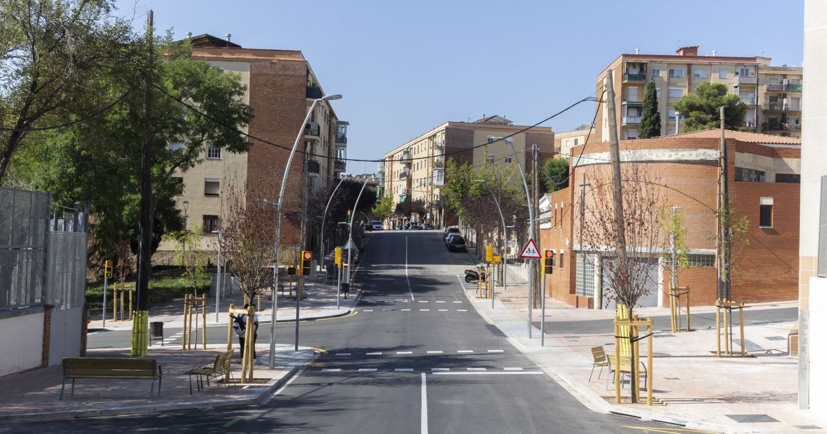 El carrer Pedrosa després de les obres de pacificació entorn de l’Institut Escola Trinitat Nova de Barcelona.
