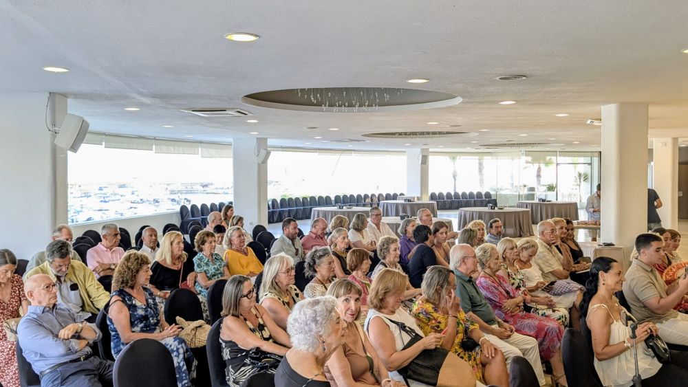 Pere Granados reivindica la història de Salou en l’acte literari de Gloria López de María (2) Pere Granados reivindica la història de Salou en l’acte literari de Gloria López de María (2)