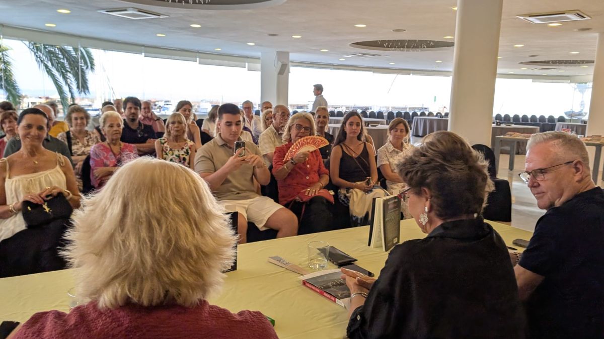 Pere Granados reivindica la història de Salou en l’acte literari de Gloria López de María 1 Pere Granados reivindica la història de Salou en l’acte literari de Gloria López de María 1