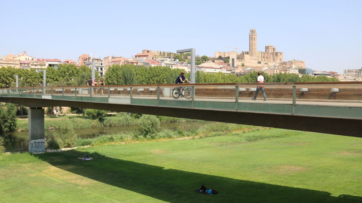 Persones estirades sota l'ombra del pont a la canalització del riu Segre per la calor a Lleida Persones estirades sota l'ombra del pont a la canalització del riu Segre per la calor a Lleida
