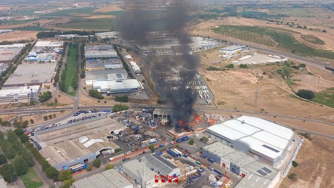 Vista aèria de l'incendi en una nau industrial de Lleida situada al polígon dels Frares Vista aèria de l'incendi en una nau industrial de Lleida situada al polígon dels Frares