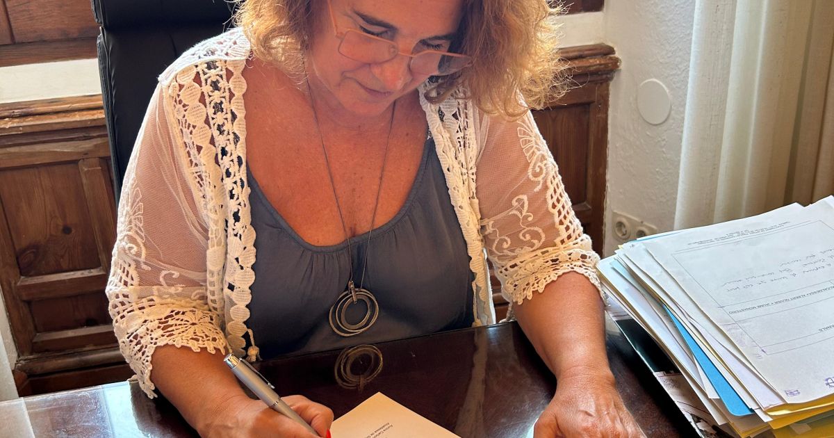 Aurora Carbonell, alcaldessa de Sitges reclama a ADIF una actuació immediata davant la deixadesa i la inacció al municipi Aurora Carbonell, alcaldessa de Sitges reclama a ADIF una actuació immediata davant la deixadesa i la inacció al municipi