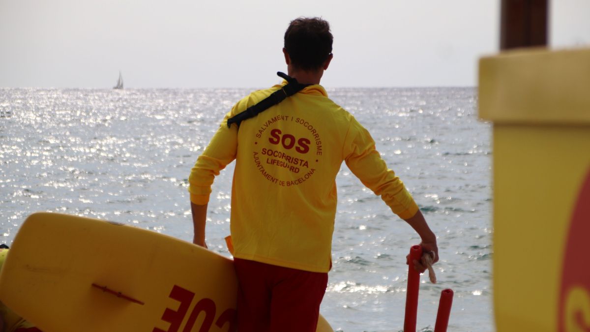 Un socorrista a la platja de Sant Sebastià, a Barcelona, a l'inici del servei