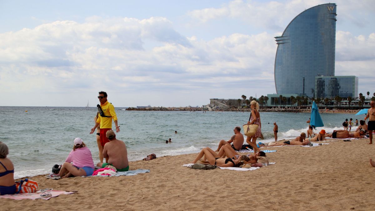 Un socorrista a la platja de Sant Sebastià, a Barcelona, a l'inici del servei (2)