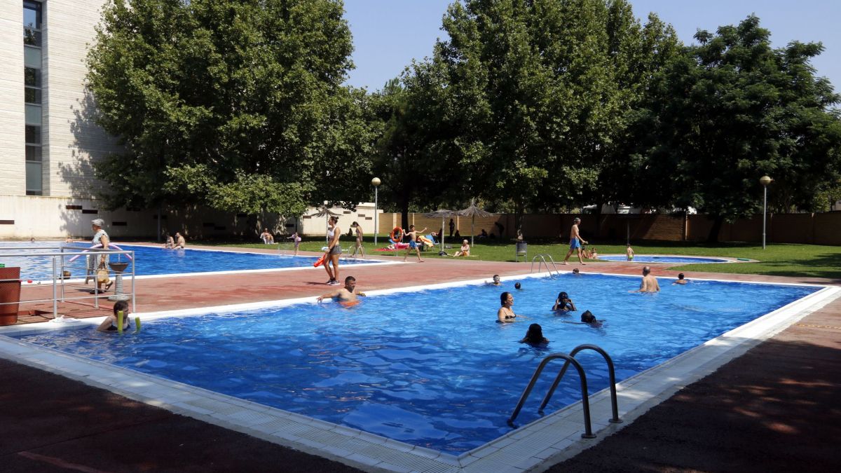 Banyistes a les piscines de Cappont de la ciutat de Lleida