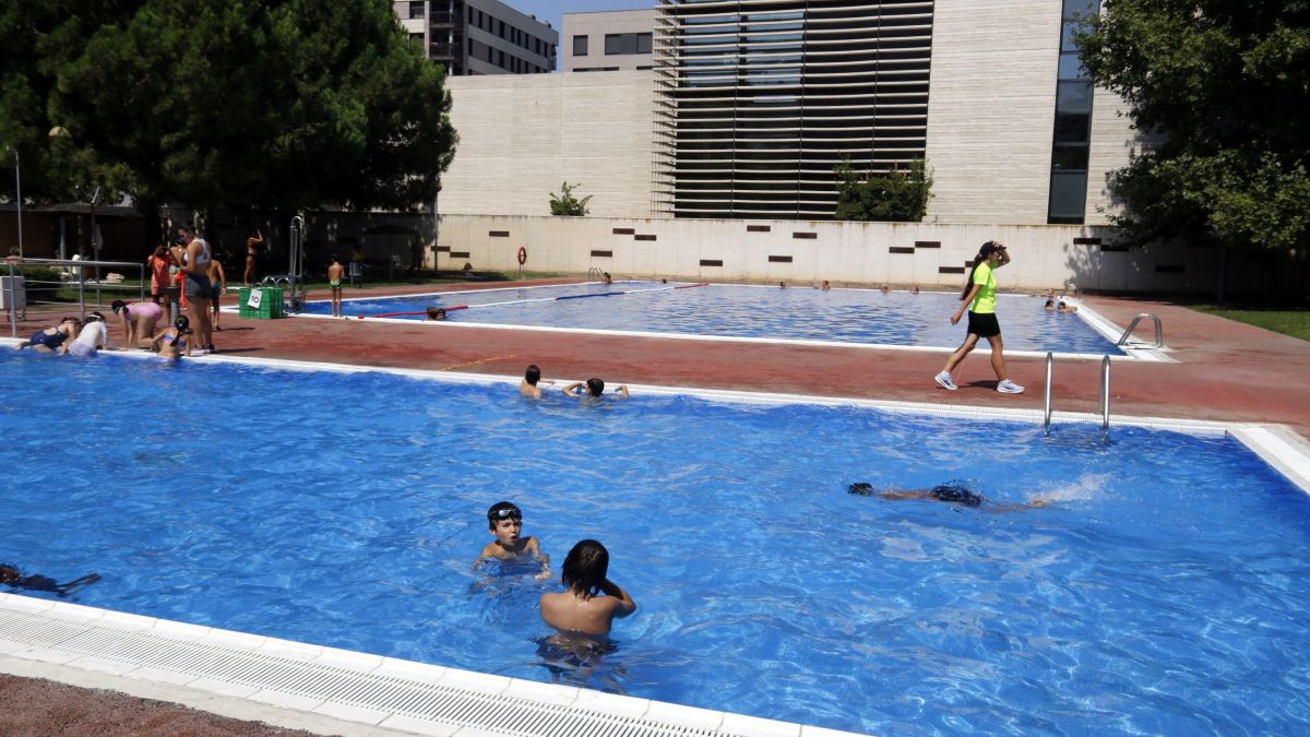 Banyistes es refresquen a les piscines municipals de Cappont, a Lleida, en el tercer dia de l'onada de calor