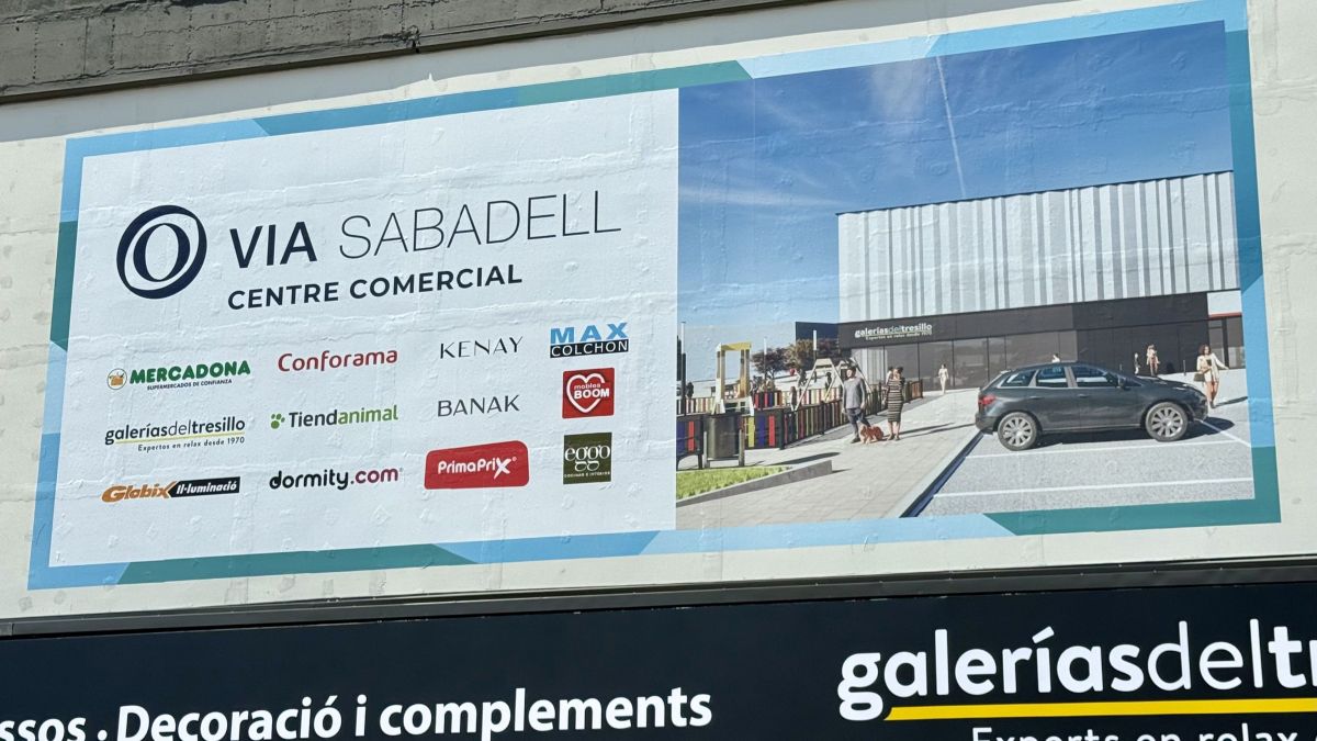 Detall del cartell amb les botigues que han reobert a l'edifici B de Via Sabadell.