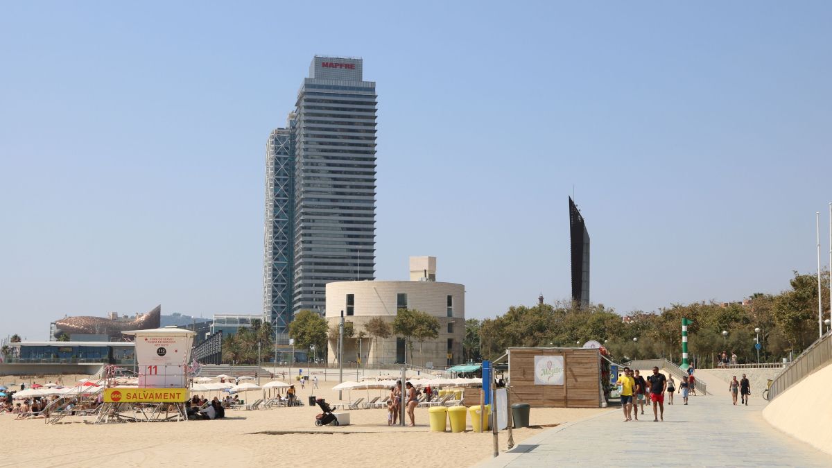 Vista des de la Platja del Bogatell de Barcelona