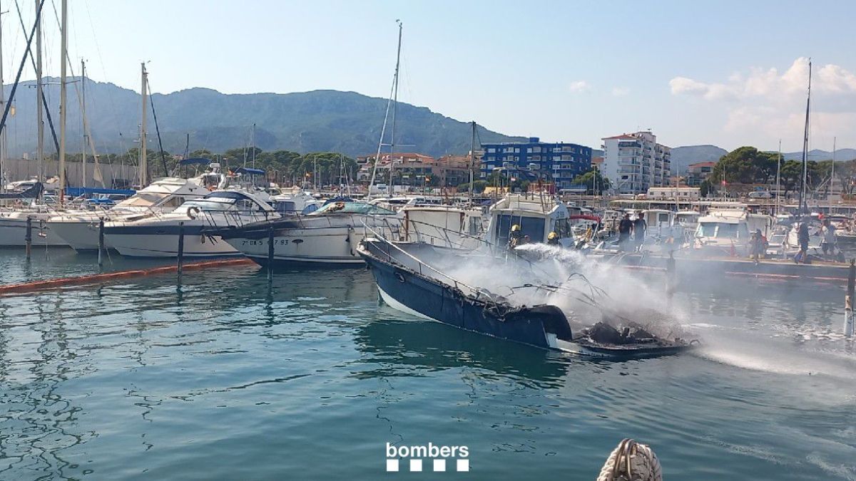 Incendi d'una embarcació al port de l'Hospitalet de l'Infant