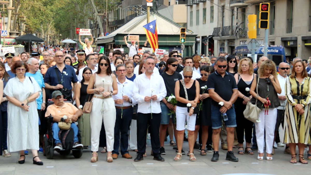 Barcelona ret homenatge a les víctimes del 17 A en el vuitè aniversari de l’atemptat Barcelona ret homenatge a les víctimes del 17 A en el vuitè aniversari de l’atemptat