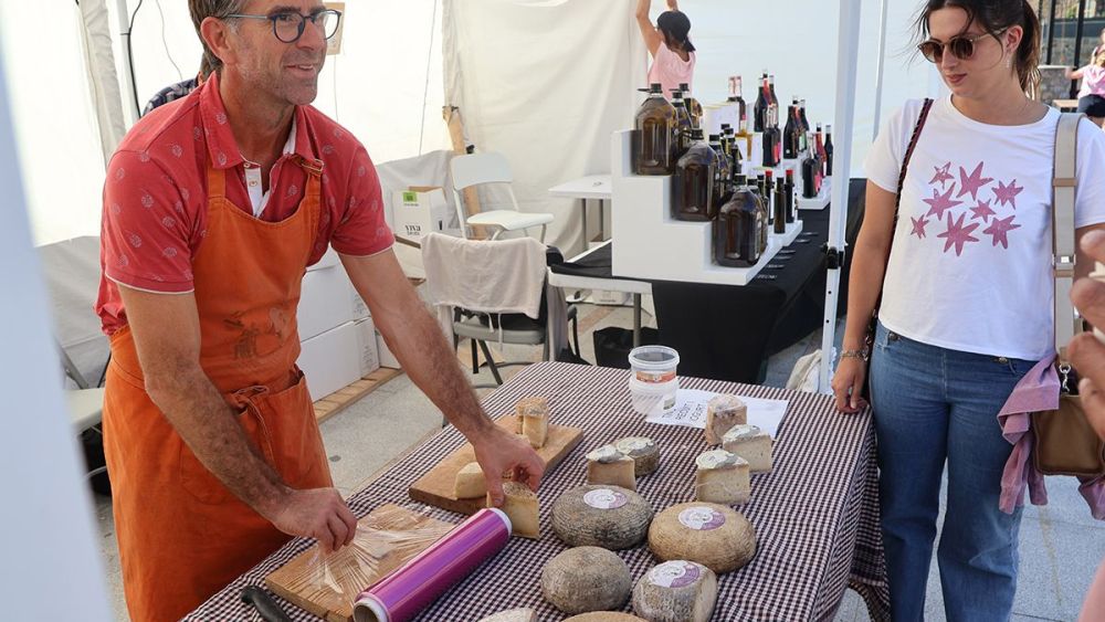 Un paradista del Mercat Artesanal de la plaça de la Closa d'Ordino Un paradista del Mercat Artesanal de la plaça de la Closa d'Ordino