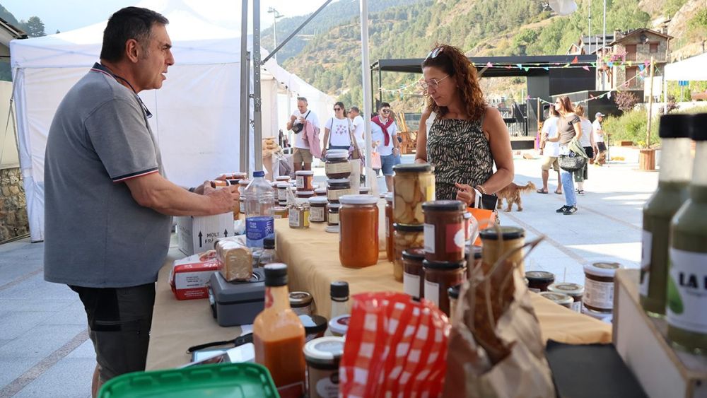 Un paradista del Mercat Artesanal de la plaça de la Closa d'Ordino 1 Un paradista del Mercat Artesanal de la plaça de la Closa d'Ordino 1