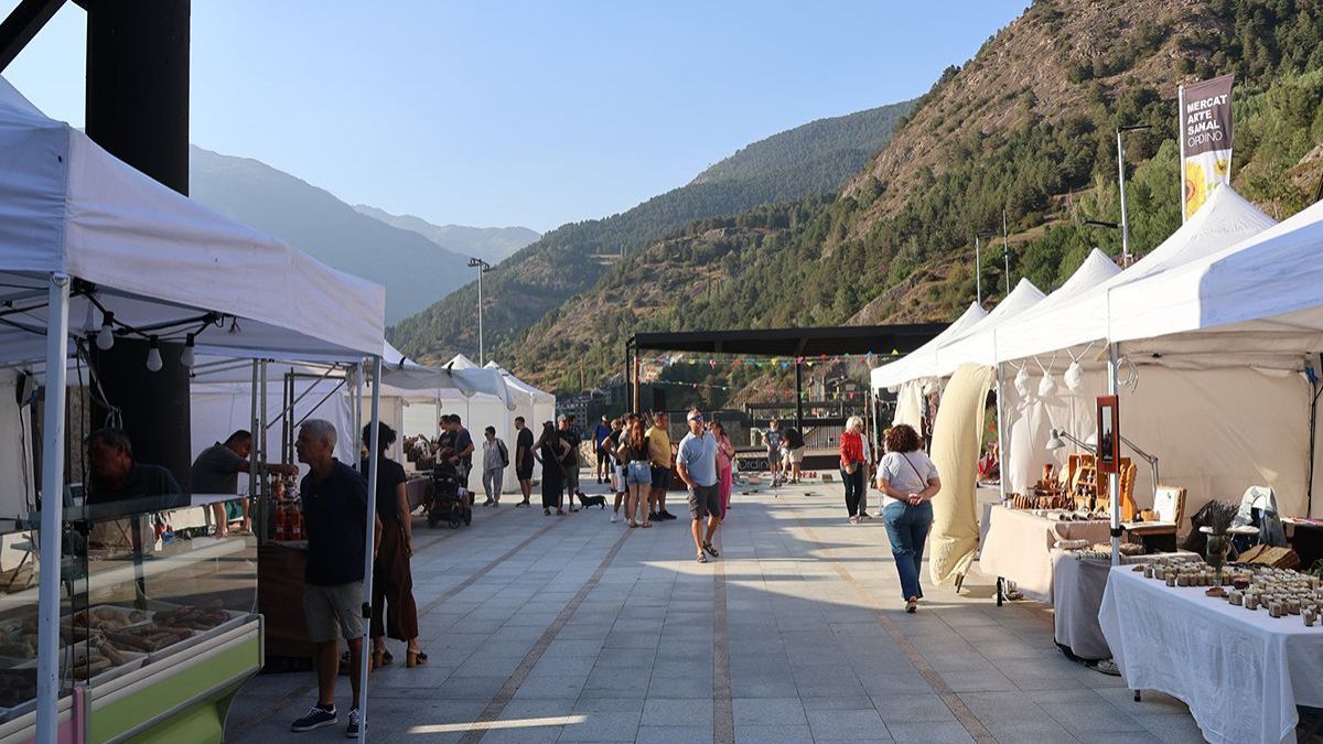 Visitants al Mercat Artesanal de la plaça de la Closa d'Ordino Visitants al Mercat Artesanal de la plaça de la Closa d'Ordino
