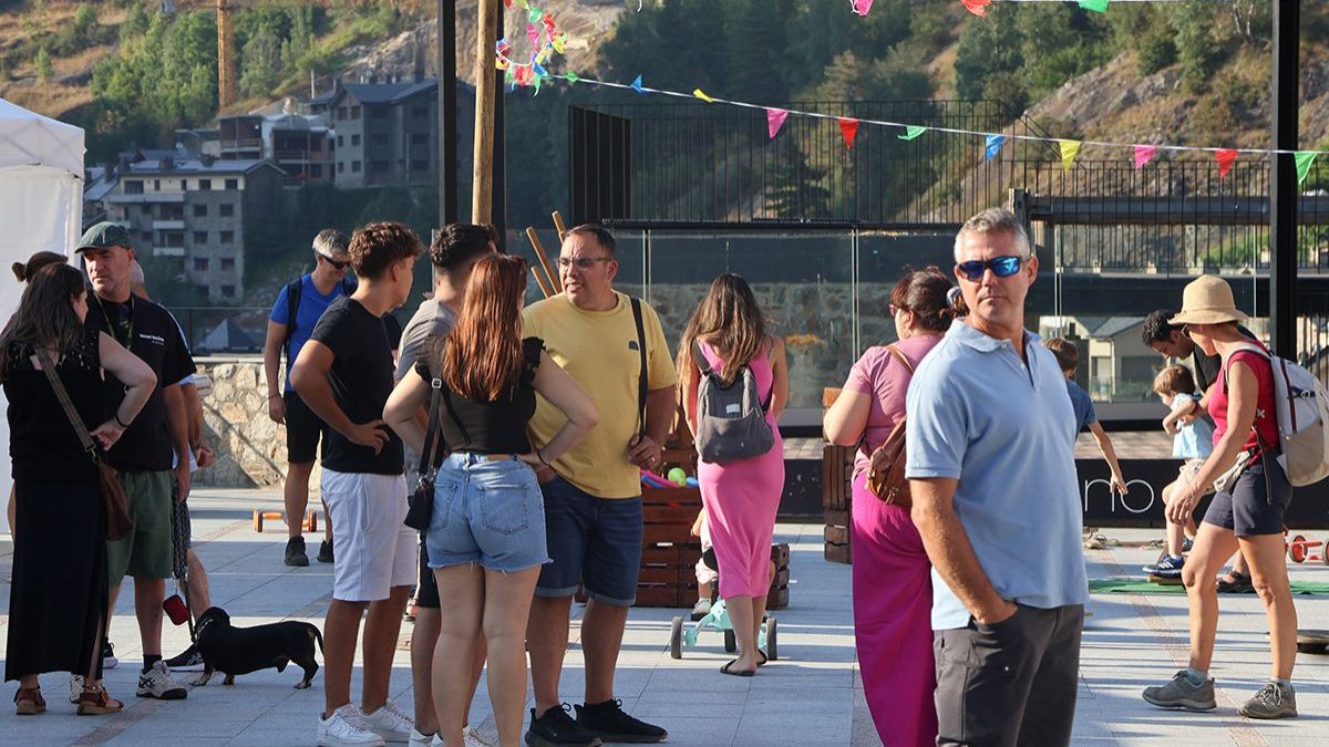 Visitants al Mercat Artesanal de la plaça de la Closa d'Ordino 1 Visitants al Mercat Artesanal de la plaça de la Closa d'Ordino 1