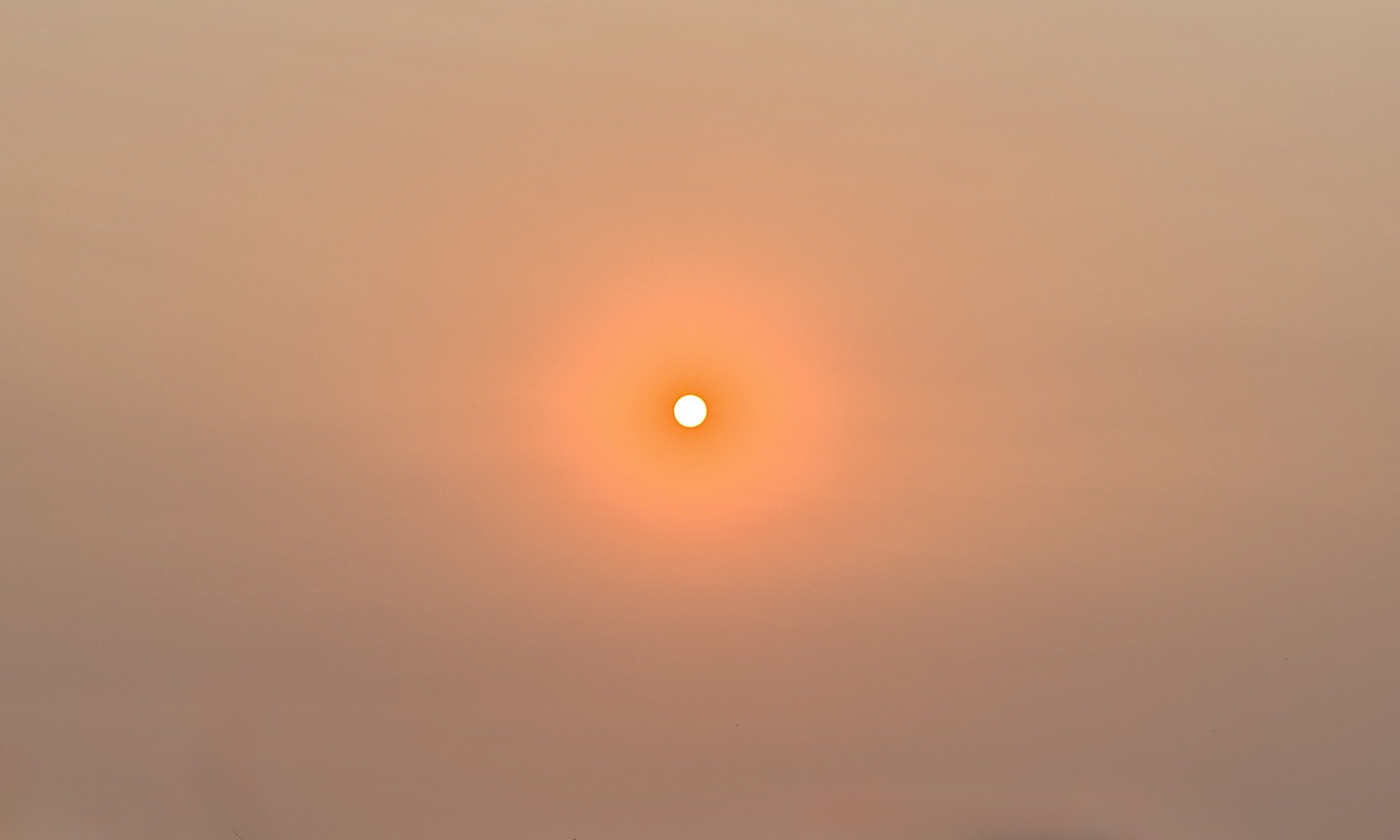 Cel marró a Palamós pel fum dels incendis d'Espanya | FOTO: @meteopalamos_ (X)
