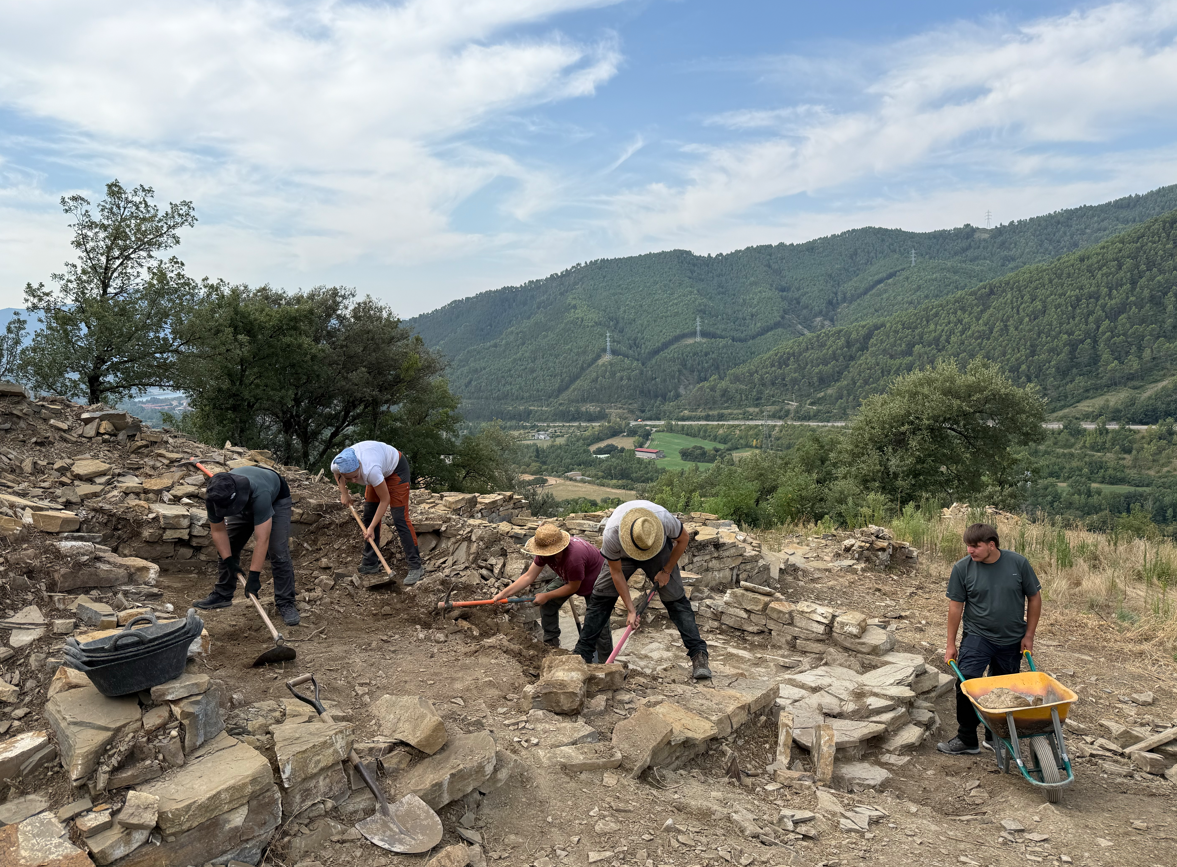 ACN / Els arqueòlegs excavant al Pui de Segur, a la Pobla de Segur, en un recinte d'un habitatge