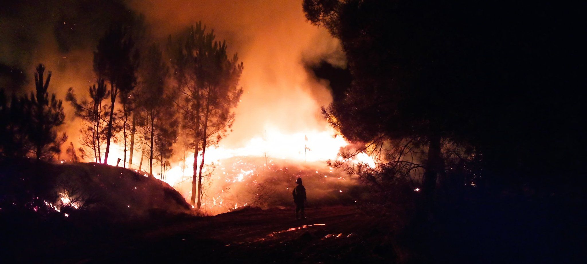 Un dels incendis que cremen a Ourense | FOTO: @AT_Brif