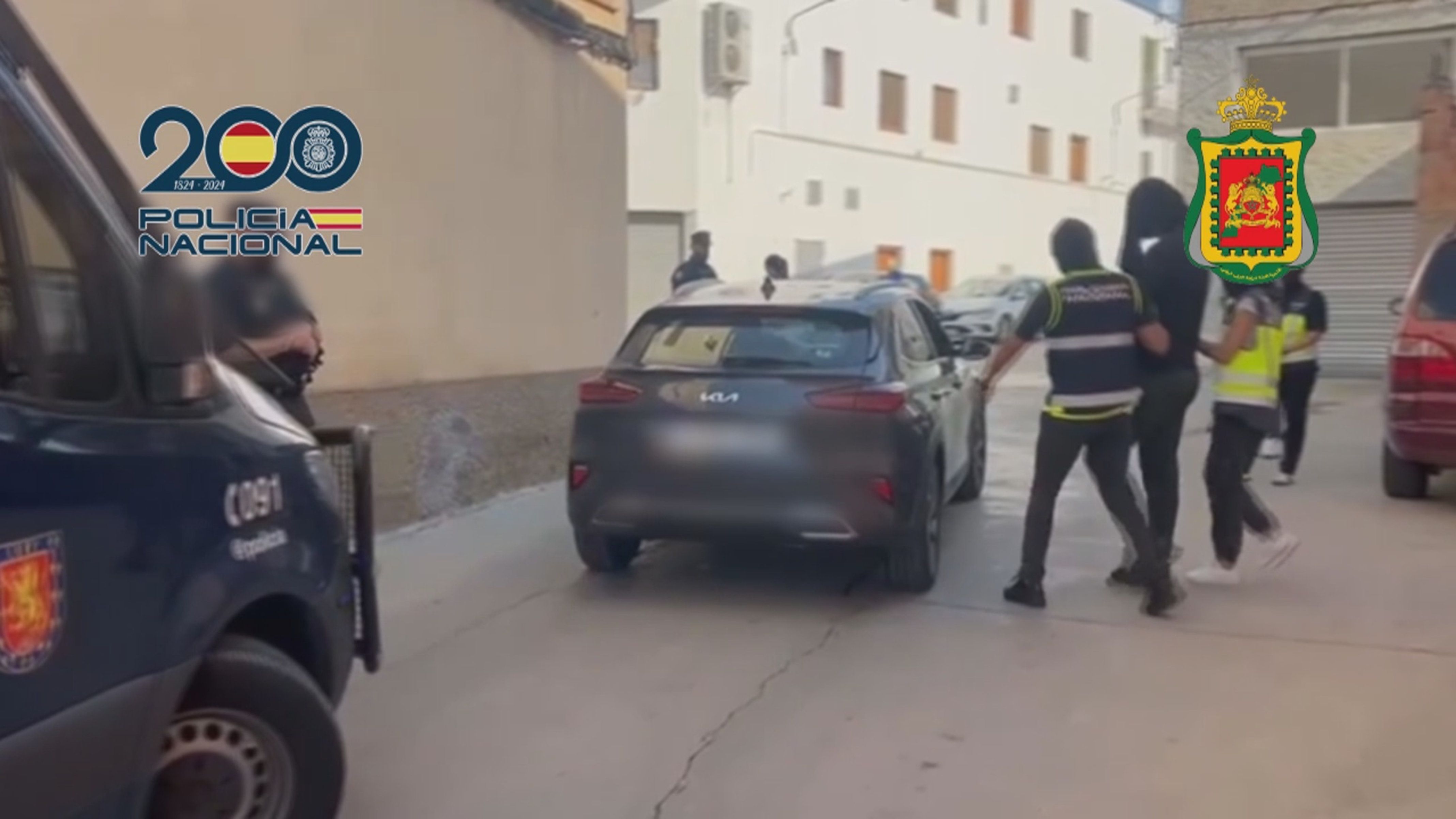 Policia Nacional / Captura del vídeo difós per la Policia Nacional on es veu el moment en què agents porten un dels detinguts fins al cotxe