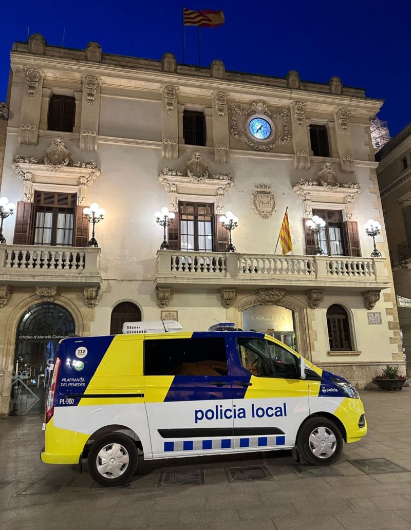 Policia Local davant l'Ajuntament de Vilafranca del Penedès (1) Policia Local davant l'Ajuntament de Vilafranca del Penedès (1)