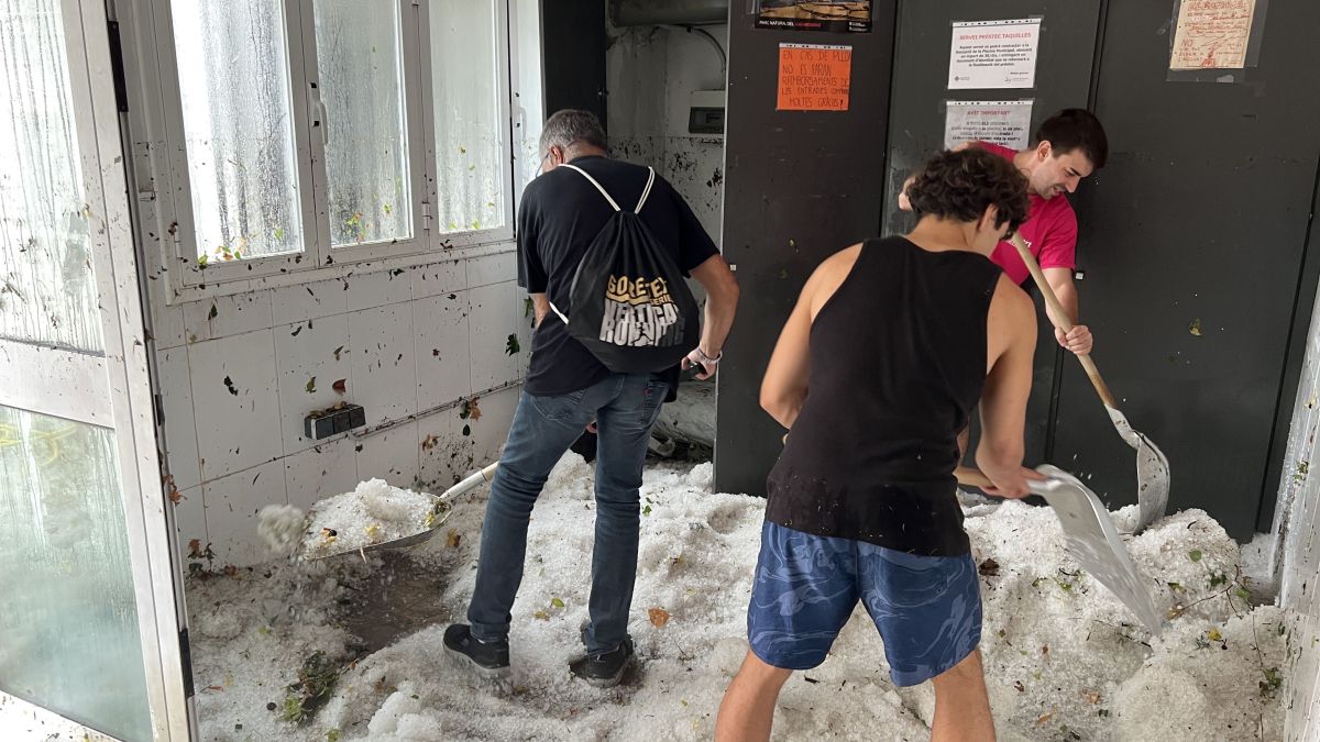 Calamarsa a l'interior d'un edifici de la Seu d'Urgell per una tempesta