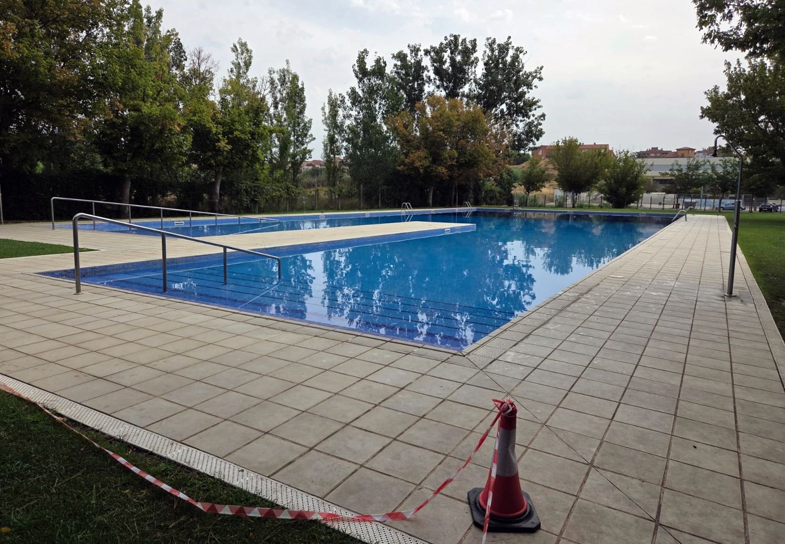 FOTO: D.H. / La Paeria mantindrà tancada la piscina municipal de Balàfia durant el dia d’avui per un acte vandàlic
