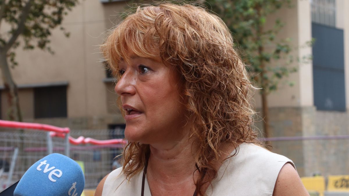 La primera tinenta d'alcaldia de Barcelona, Laia Bonet, atenent els mitjans de comunicació durant una visita al col·lector de Vila i Vilà
