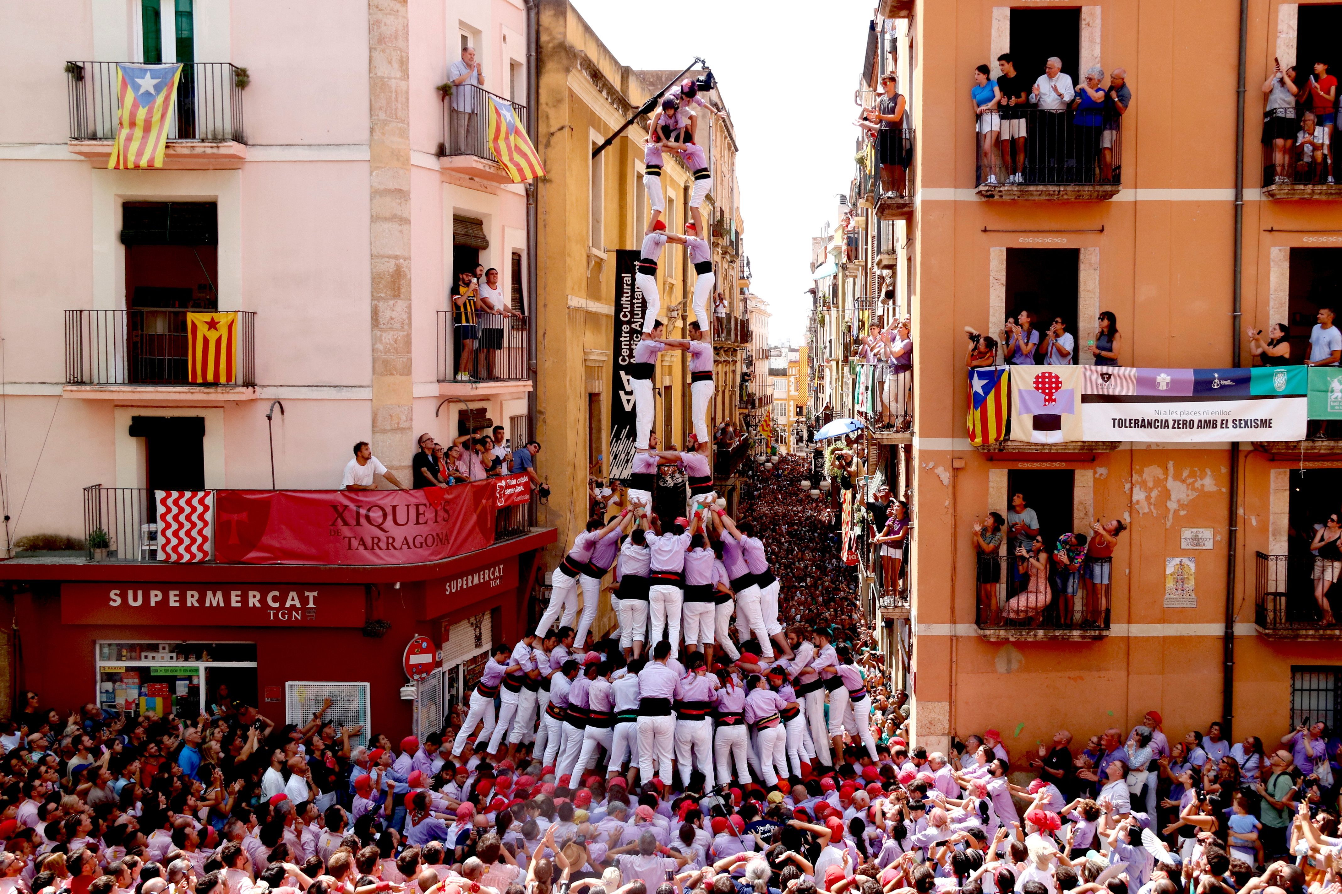 2 de 9 amb folre i manilles de la Jove de Tarragona per la diada de Sant Magí - ACN