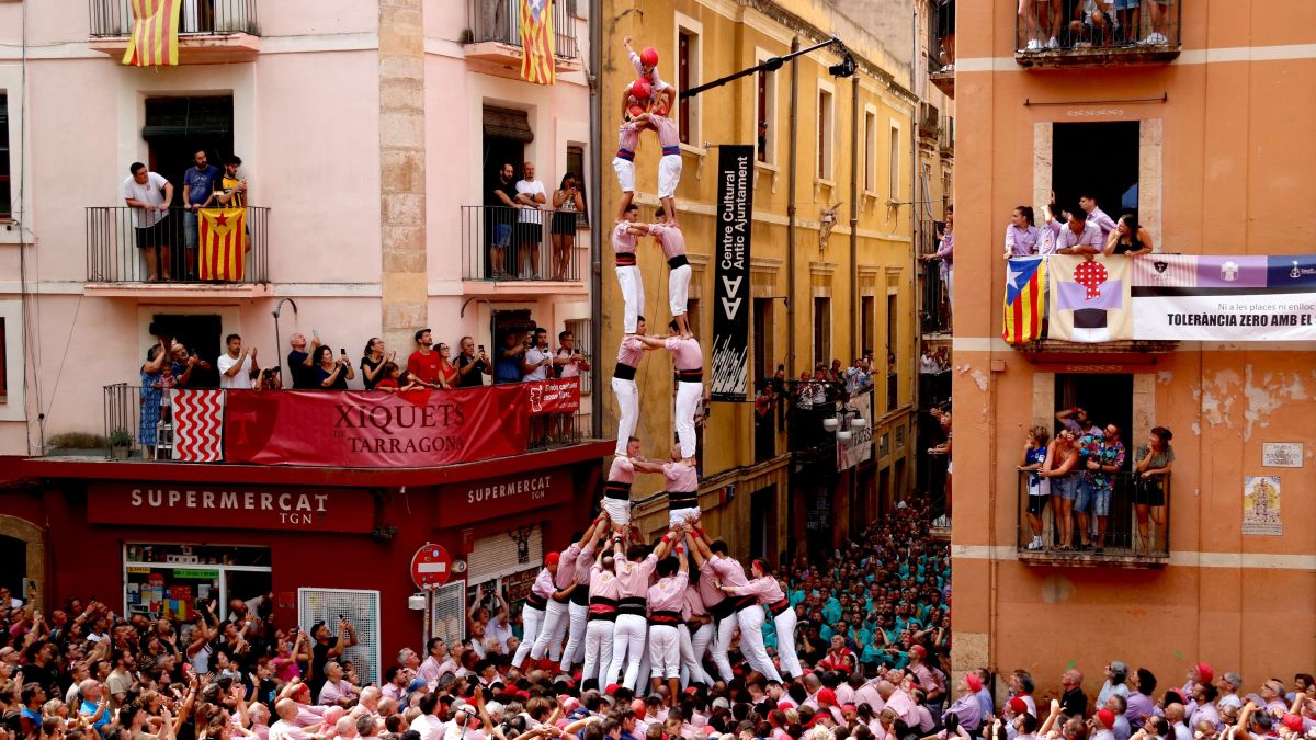 2 de 8 amb folre dels Xiquets del Tarragona per la diada de Sant Magí
