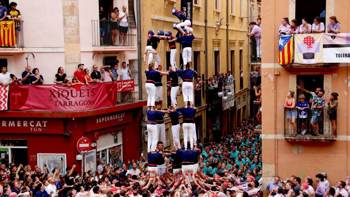 5 de 7 dels Xiquets del Serrallo per la diada de Sant Magí
