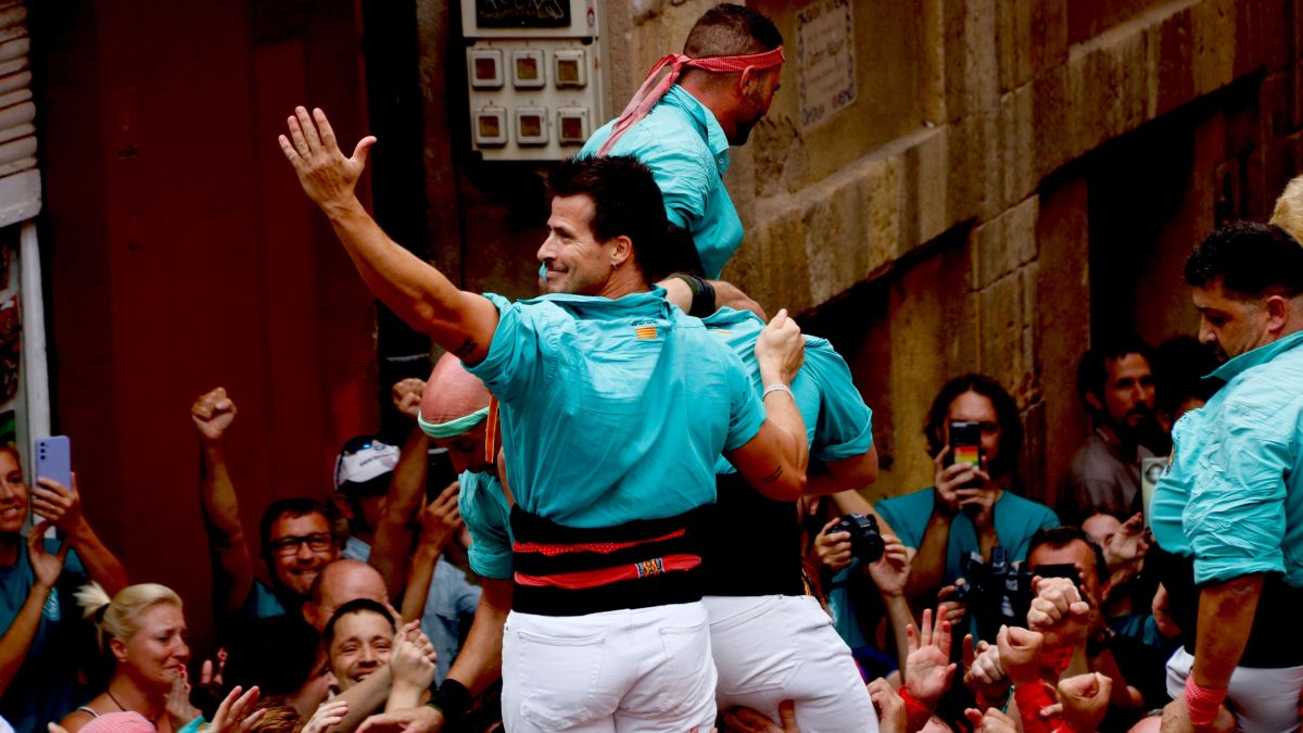 Un casteller de la Colla Castellera de Sant Pere i Sant Pau celebra el 5 de 8 descarregat