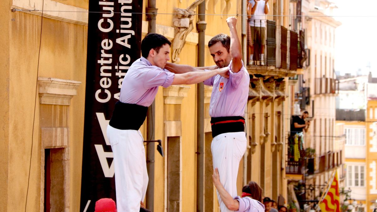 Dos castellers celebren el 2 de 9 amb folre i manilles de la Jove de Tarragona