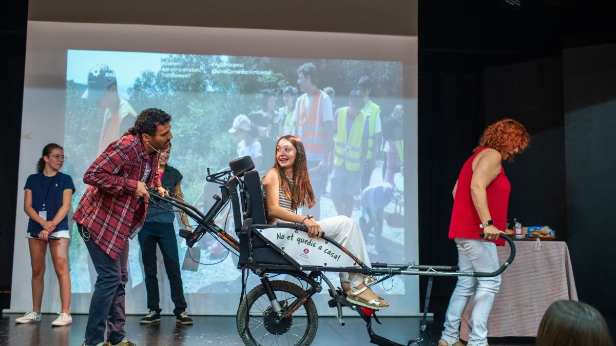 Una joëlette, per parlar del projecte de servei comunitari de Sant Llorenç. Foto Bet Magre Una joëlette, per parlar del projecte de servei comunitari de Sant Llorenç. Foto Bet Magre