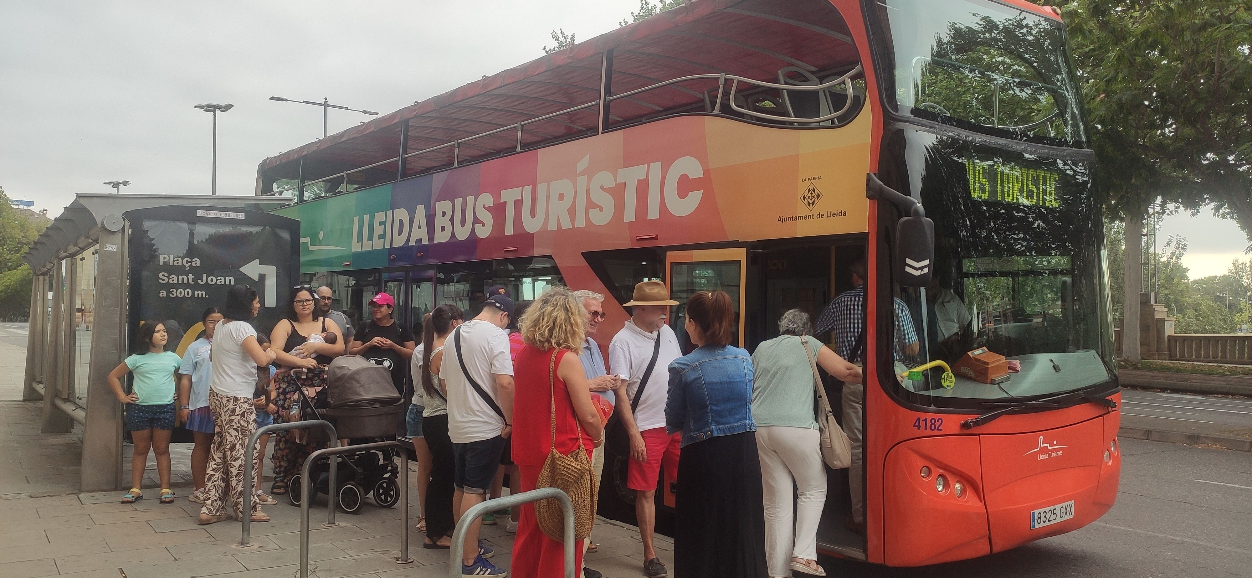 FOTO: D.H. / Viatgers pugen al bus turístic de Lleida a la parada de la Paeria