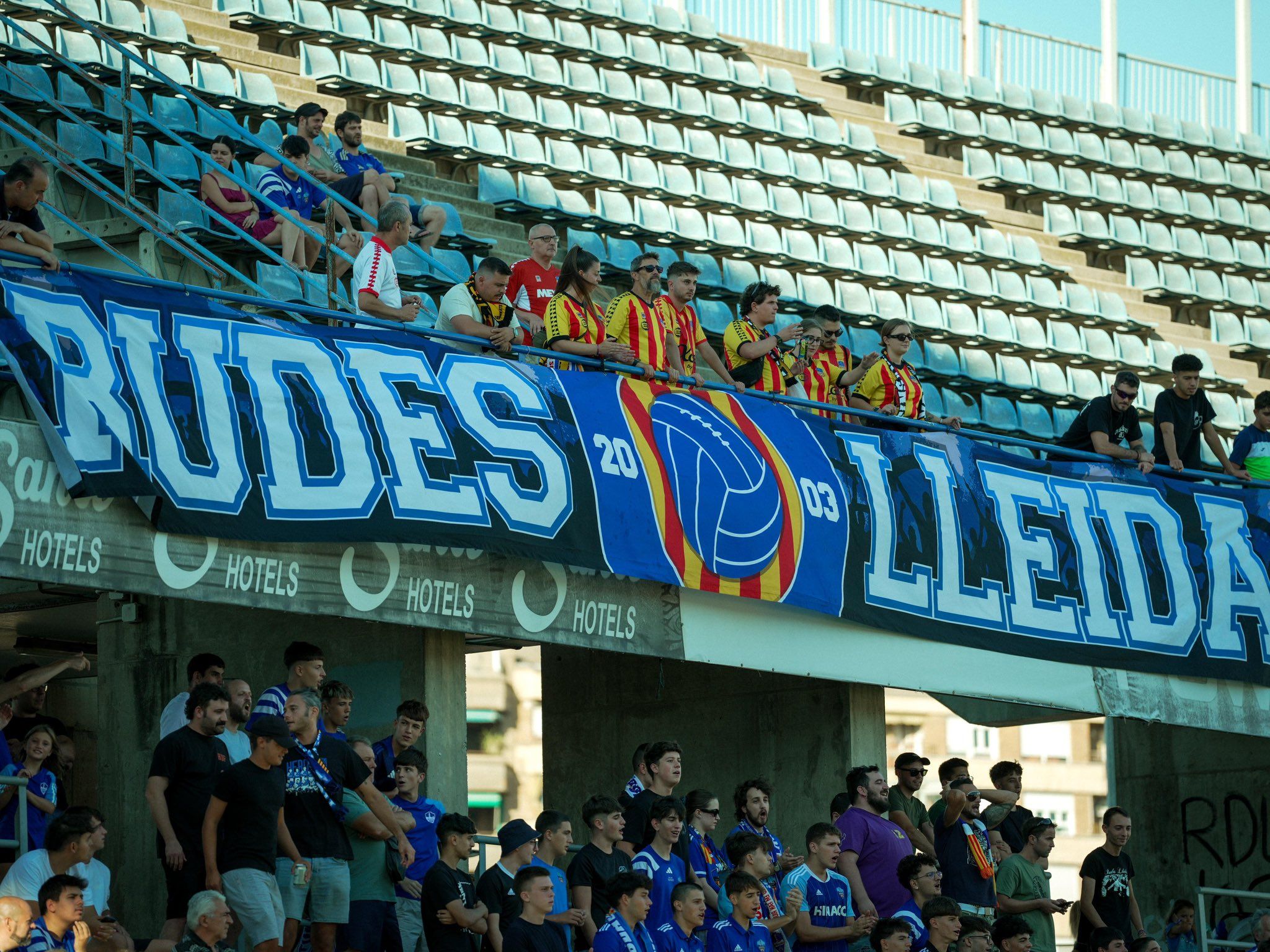 @uesantandreu / Aficionats del Sant Andreu i del Lleida CF al Gol Nord del Camp d'Esports