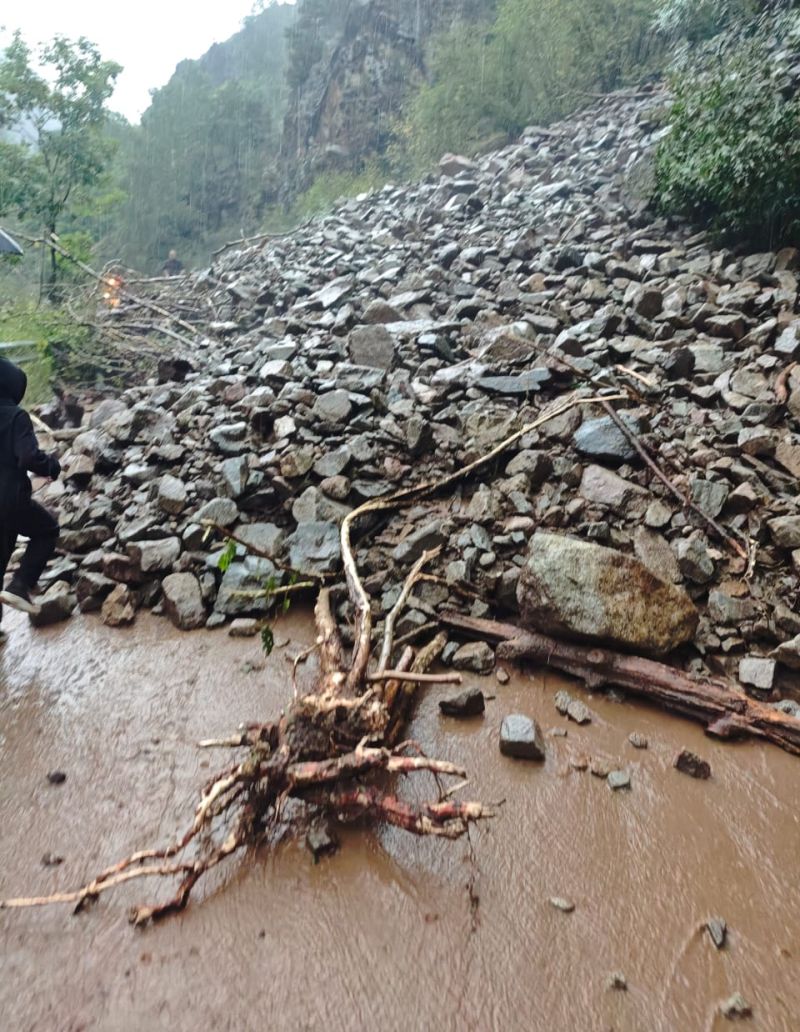 Imatge de l'esllavissada de pedres que ha obligat a tallar la carretera d'accés a Os de Civís des d'Andorra. Imatge de l'esllavissada de pedres que ha obligat a tallar la carretera d'accés a Os de Civís des d'Andorra.