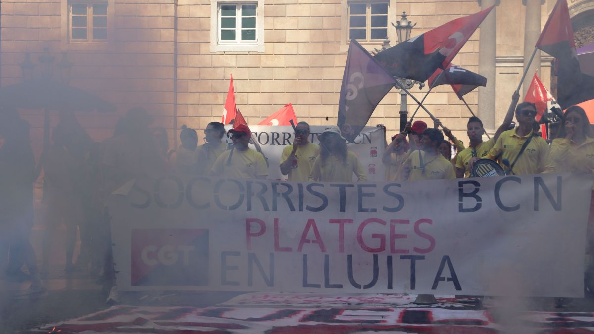 Los socorristas protestan en la Plaza de Sant Jaume de Barcelona en el 22º día de huelga.