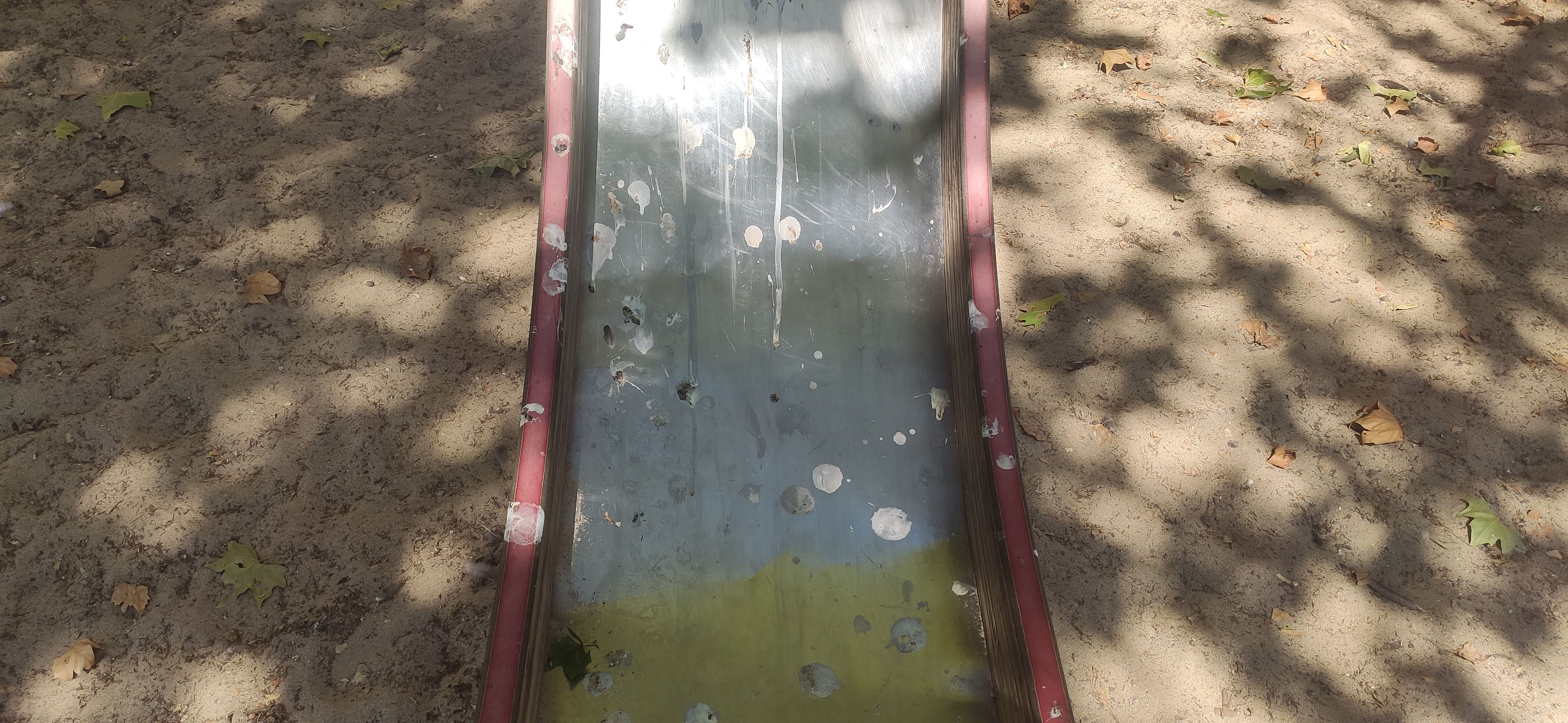 FOTO: D.H. / Un tobogán lleno de excrementos de aves en un parque infantil del barrio de Cappont de Lleida