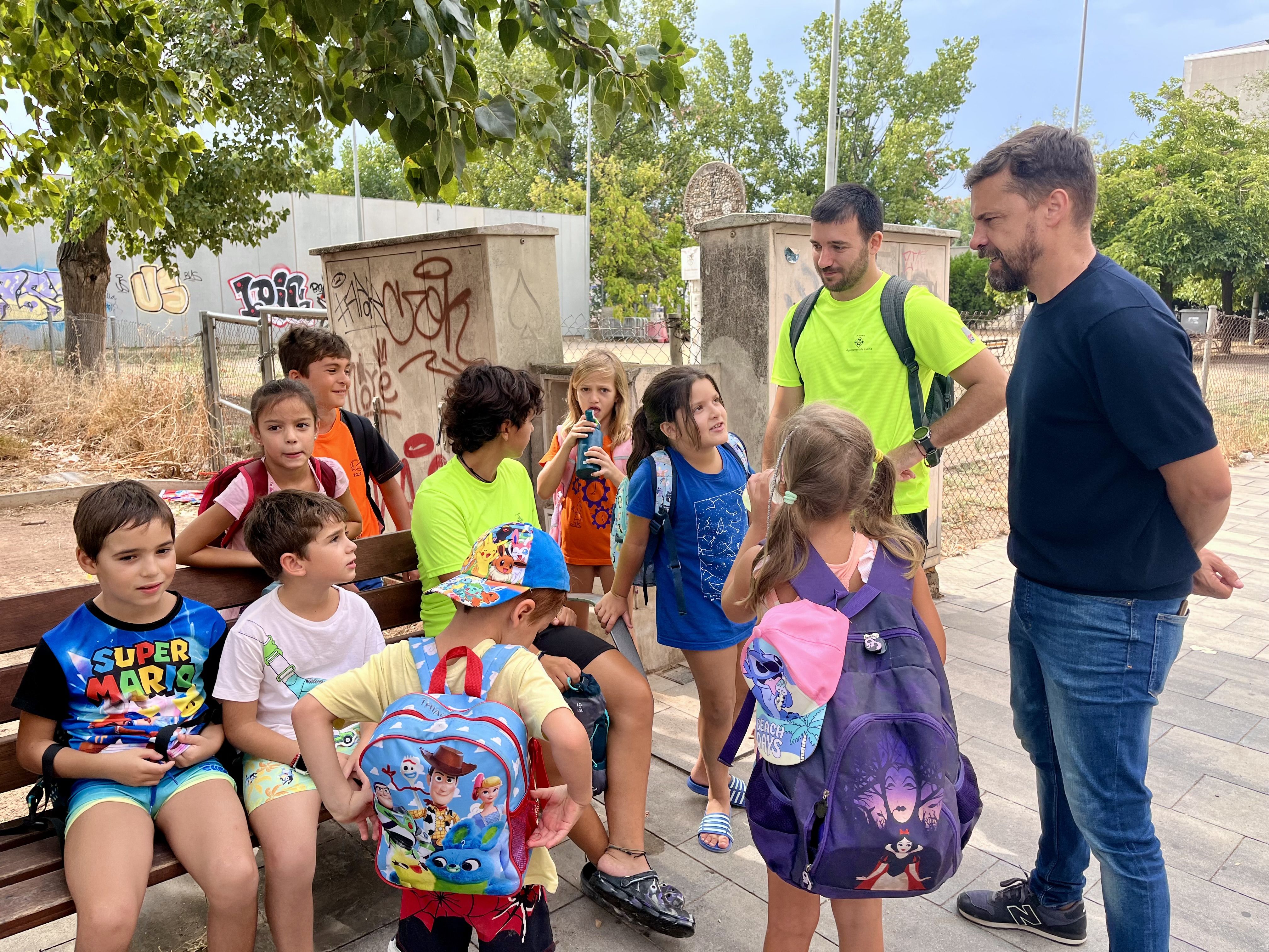 El alcalde accidental, Carlos Enjuanes, con un grupo de niños y niñas de Esportmania