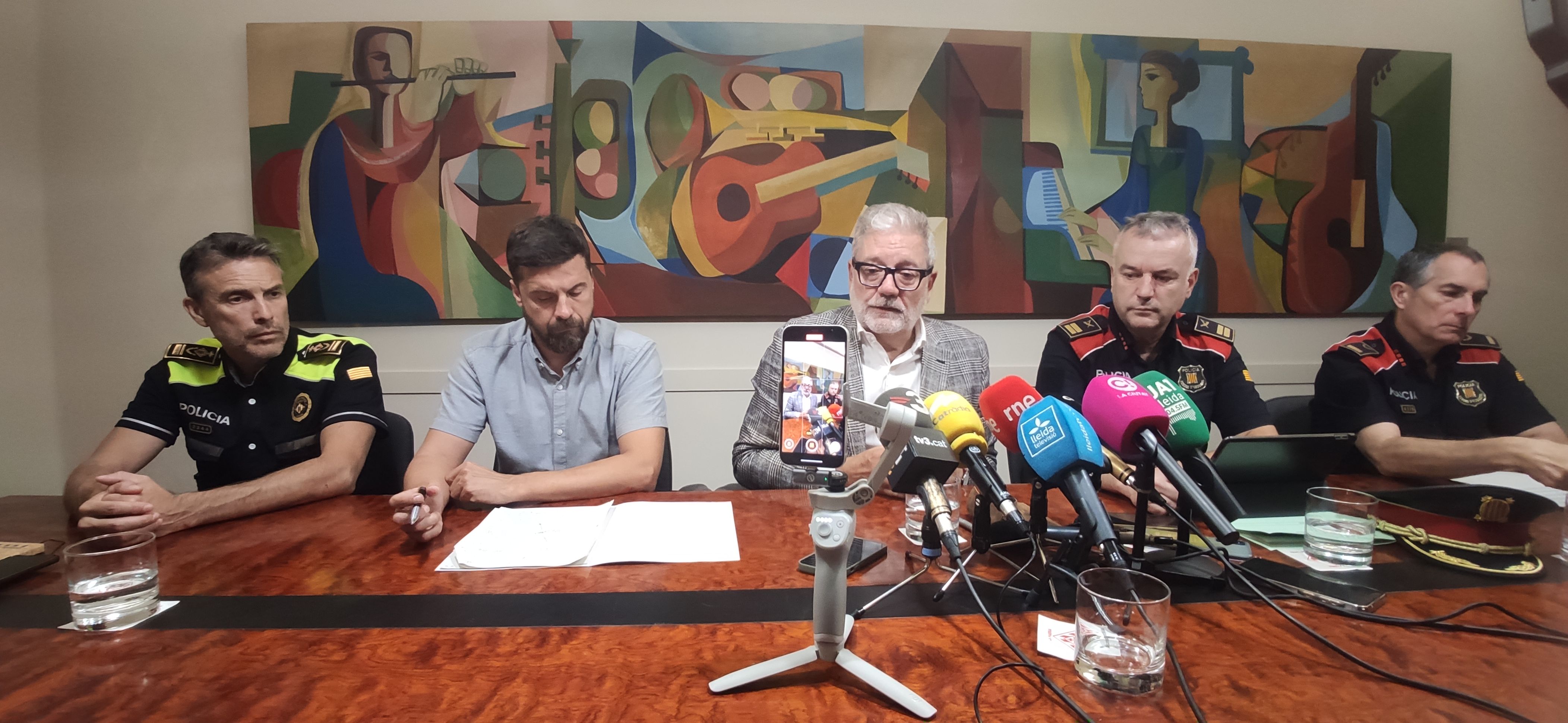 FOTO: D.H. / Imagen de archivo del alcalde en una reunión con los Mossos